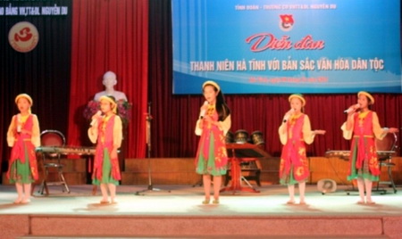 CLB Dân ca ví, dặm của Trung tâm hoạt động Thanh thiếu nhi Hà Tĩnh biểu diễn tại diễn đàn “Tuổi trẻ với bản sắc văn hóa dân tộc” do Tỉnh đoàn tổ chức
